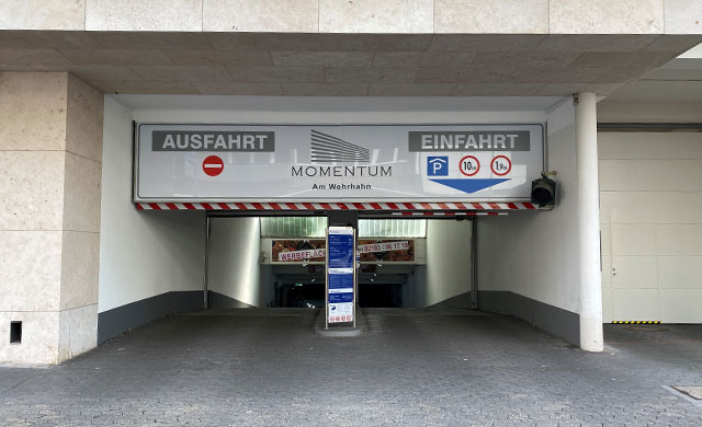 Einfahrt zur Tiefgarage Momentum (ehem. Wehrhahn-Center) in Düsseldorf